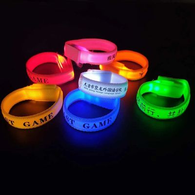 Cadeias personalizadas de cores multicolor iluminadas de pulseiras LED Flash com gráficos personalizados