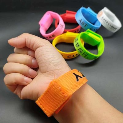 Cadeias personalizadas de cores multicolor iluminadas de pulseiras LED Flash com gráficos personalizados