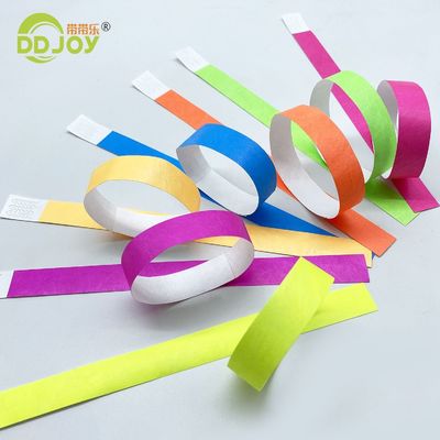 Pulseira Tyvek de impressão personalizada para eventos e festivais em cores de neon vibrantes