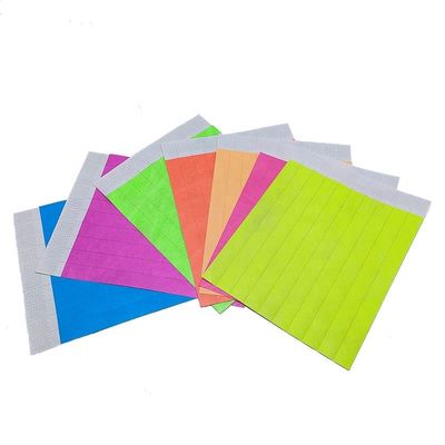 Faça uma declaração nos festivais com nossa pulseira Tyvek de papel neon em várias cores