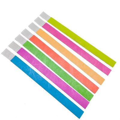 Faça uma declaração nos festivais com nossa pulseira Tyvek de papel neon em várias cores