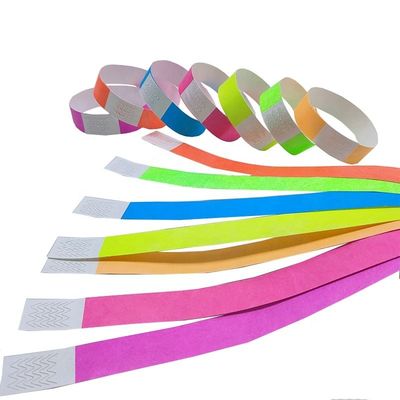 Faça uma declaração nos festivais com nossa pulseira Tyvek de papel neon em várias cores