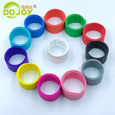 Revestimento de cores personalizadas de estoque de pulseiras personalizadas de silicone a granel Pulseira Snap Slap