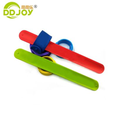 Revestimento de cores personalizadas de estoque de pulseiras personalizadas de silicone a granel Pulseira Snap Slap