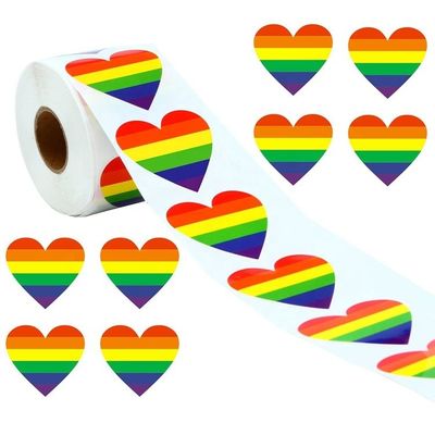 Artesanato de presente de 1,5 polegadas 500 pcs/rolo estriado em forma de coração amor gay orgulho Rainbow Heart Sticker