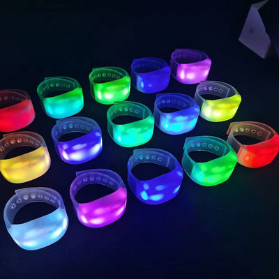 Pulseiras de plástico para todas as necessidades da festa brilham no escuro e são duráveis