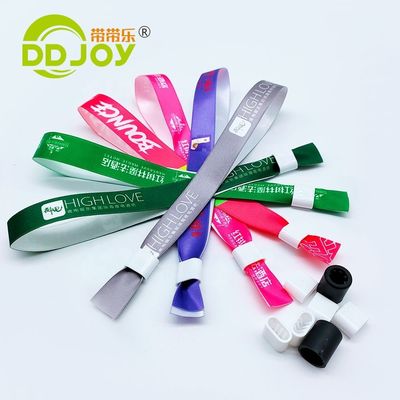 Gênero Pulseiras femininas de tecido de fita de tecido em vermelho com fechadura de plástico personalizada