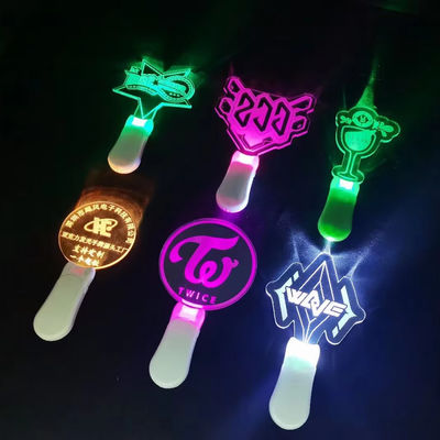 Pulseiras de plástico para todas as necessidades da festa brilham no escuro e são duráveis