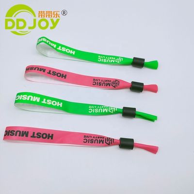Gênero Pulseiras femininas de tecido de fita de tecido em vermelho com fechadura de plástico personalizada