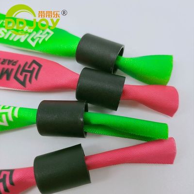 Gênero Pulseiras femininas de tecido de fita de tecido em vermelho com fechadura de plástico personalizada