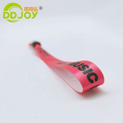 Gênero Pulseiras femininas de tecido de fita de tecido em vermelho com fechadura de plástico personalizada