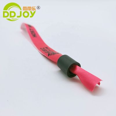 Gênero Pulseiras femininas de tecido de fita de tecido em vermelho com fechadura de plástico personalizada