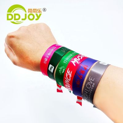 Pulseira de festival ajustável à prova d'água com impressão de logotipo personalizado e tecido reciclado