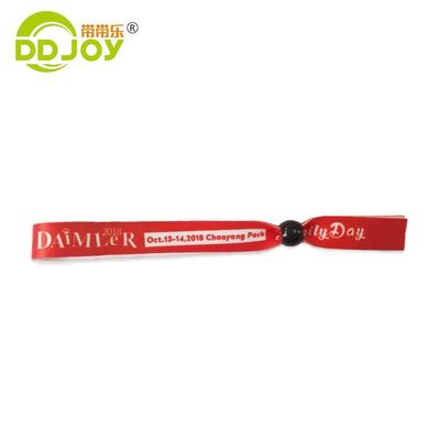 Cenários de uso Pulseiras personalizadas de tecido de cetim para eventos Festivais Festas e muito mais