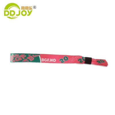 Cenários de uso Pulseiras personalizadas de tecido de cetim para eventos Festivais Festas e muito mais