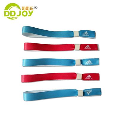 Cenários de uso Pulseiras personalizadas de tecido de cetim para eventos Festivais Festas e muito mais