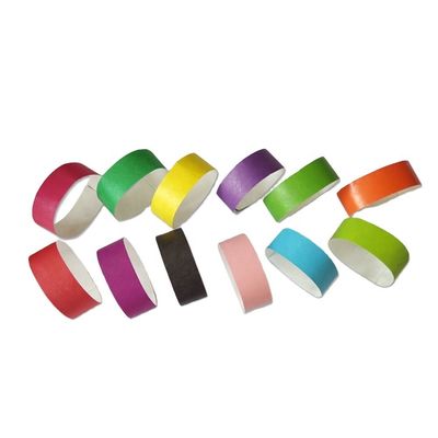 Assegure os seus bilhetes com pulseiras Tyvek de 3/4 de polegada e pulseira de papel incluída.