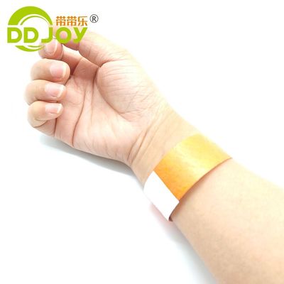 Assegure os seus bilhetes com pulseiras Tyvek de 3/4 de polegada e pulseira de papel incluída.