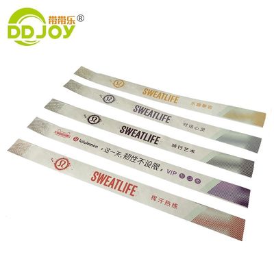 Pulseira de admissão de eventos auto-aderente com opções de impressão e envio personalizadas