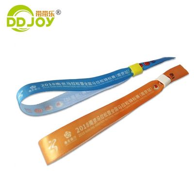 Pulseiras RFID impressas sob medida em tecido de cetim laranja para marcação e acesso a eventos