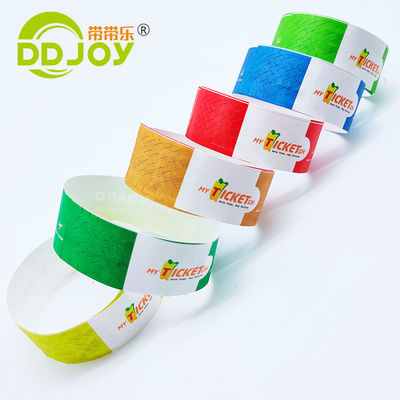 Vendas a granel Pulseira Tyvek personalizada com acabamento de barniz e etiqueta Impressão de papel personalizada