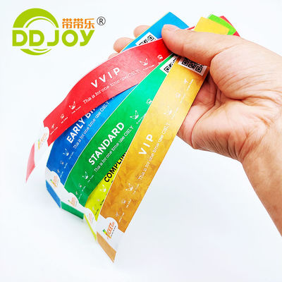 Vendas a granel Pulseira Tyvek personalizada com acabamento de barniz e etiqueta Impressão de papel personalizada