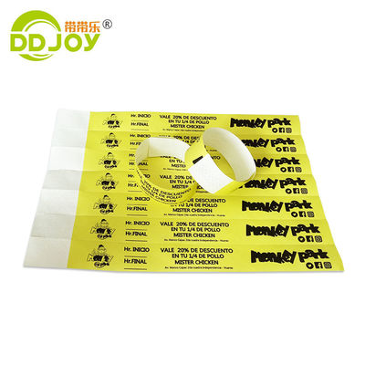 Vendas a granel Pulseira Tyvek personalizada com acabamento de barniz e etiqueta Impressão de papel personalizada