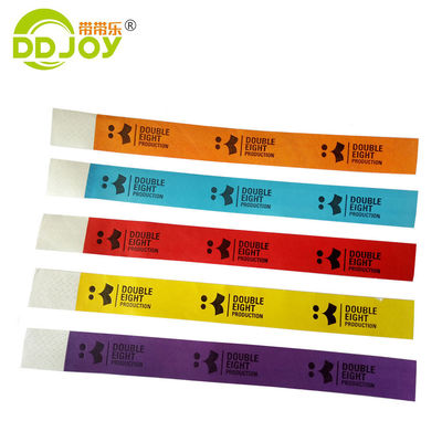 Vendas a granel Pulseira Tyvek personalizada com acabamento de barniz e etiqueta Impressão de papel personalizada