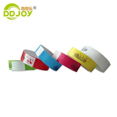 Eventos e Festivais Cenários de uso Pulseira Tyvek personalizada com código QR