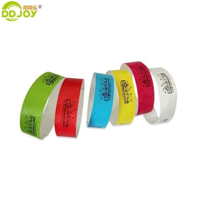 Event Party fornece pulseiras de papel Tyvek personalizadas com técnicas de impressão digital